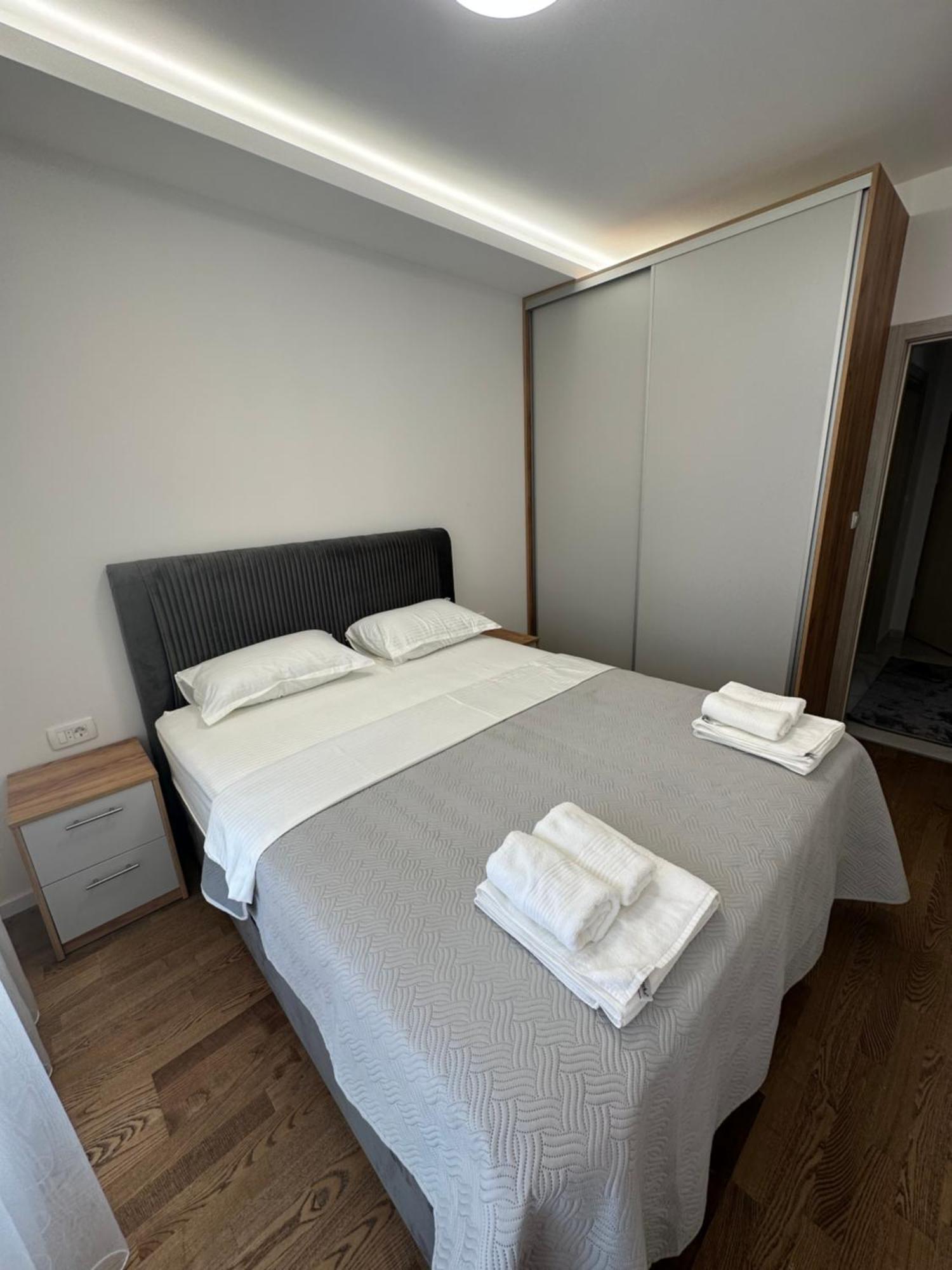 Luxury Apartments D&B Podgorica Buitenkant foto